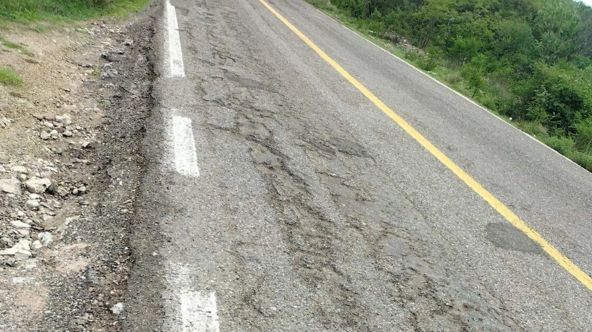 La carretera federal 190 México-Oaxaca  se encuentra en malas condiciones